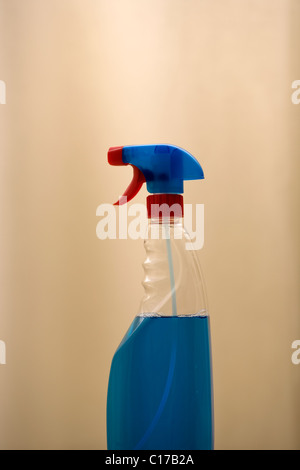 Liquide de nettoyage bleu clair en plastique Banque D'Images