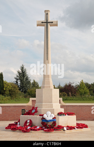 La Croix du Sacrifice entouré par des couronnes de coquelicots dans le Fromelles (Pheasant Wood), cimetière militaire de Fromelles, France. Banque D'Images