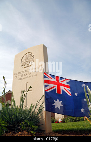 Drapeau australien sur une tombe à l'intérieur du nouveau Fromelles (Pheasant Wood), cimetière militaire de Fromelles, près d'Armentières, France. Banque D'Images