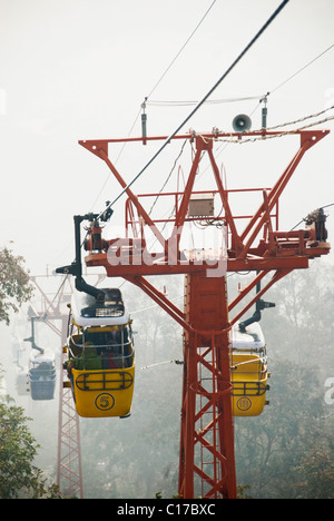 Les touristes dans un passage cable car, Haridwar, Uttarakhand, Inde Banque D'Images