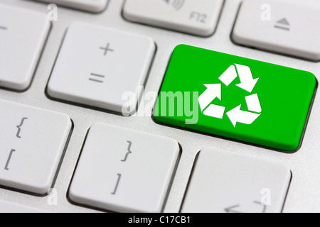 Bouton Recyclage vert sur un clavier d'argent moderne Banque D'Images