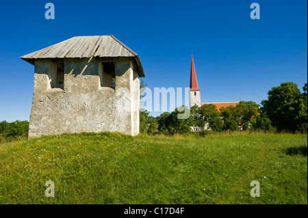 L'église et de l'échauguette en Kihelkonna, l'île de Saaremaa, la mer Baltique, l'Estonie, pays Baltes, nord-est de l'Europe Banque D'Images