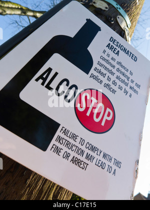L'Ocal-STOP zone désignée signe en informant le public de ne pas consommer d'alcool dans ce domaine. Banque D'Images
