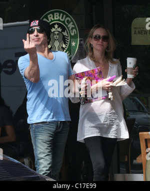 KISS chanteur/guitariste Paul Stanley et sa femme Erin Sutton quitte le Beverly Glen Market Café Starbucks à Bel Air. Los Angeles, Banque D'Images