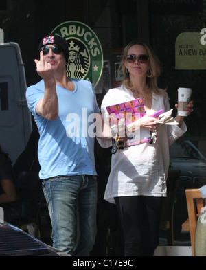 KISS chanteur/guitariste Paul Stanley et sa femme Erin Sutton quitte le Beverly Glen Market Café Starbucks à Bel Air. Los Angeles, Banque D'Images