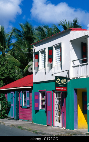 Façades colorées à Roadtown sur l'île de Tortola, British Virgin Islands, Caribbean Banque D'Images