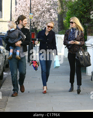 Claudia Schiffer et Tilla Lindig dehors et environ avec des amis après avoir laissé tomber ses enfants à l'école de Londres, Angleterre - Banque D'Images