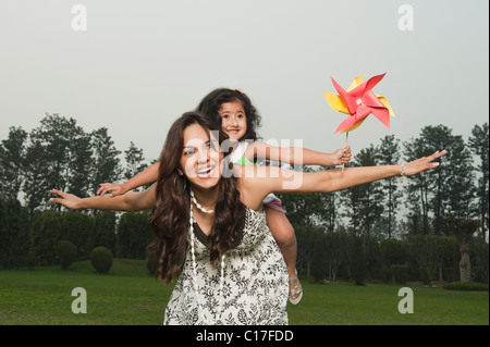 Woman giving piggyback ride à sa fille Banque D'Images