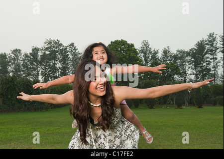 Woman giving piggyback ride à sa fille Banque D'Images