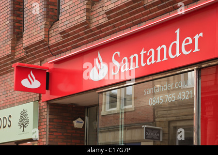 Le logo de la Banque Santander et signe au-dessus de la branche locale de la fenêtre avant à Wrexham, North Wales, UK, Grande-Bretagne Banque D'Images