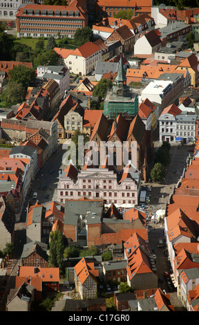 Areal view, hôtel de ville gothique, Barlachstadt, Guestrow, Mecklembourg-Poméranie-Occidentale, Allemagne, Europe Banque D'Images