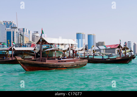 Rivière rustique Dow bateaux dans la Crique de Dubaï à Dubaï, Émirats arabes unis. Banque D'Images