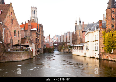 Scène du canal d'hiver à Bruges, Belgique. Coup horizontal avec la tour du beffroi en arrière-plan Banque D'Images