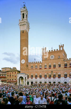 Palazzo Pubblico et la Torre del Mangia, Piazza il Campo Square en face de la Palio, Toscane, Italie, Europe Banque D'Images