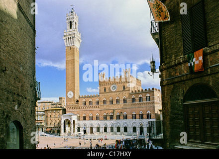 Palazzo Pubblico et la Torre del Mangia et une chapelle, la place Piazza il Campo, Toscane, Italie, Europe Banque D'Images