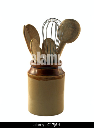Ancien pot en grès avec des ustensiles de cuisine Banque D'Images