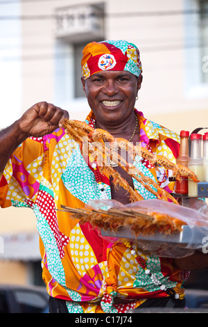 Les brochettes de crevettes sur la plage de Barra, Salvador, Brésil Banque D'Images