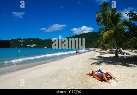 Plage avec les vacances, Magens Bay, île St Thomas, Îles Vierges des États-Unis, des Caraïbes Banque D'Images