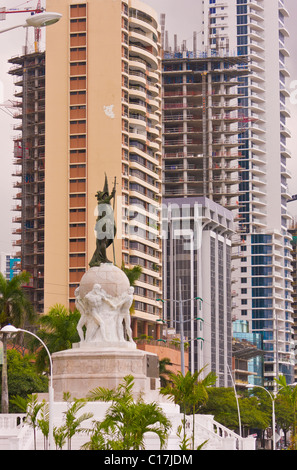 La ville de Panama, Panama - Statue de l'explorateur Vasco Nunez de Balboa, dans le parc de Balboa. Banque D'Images