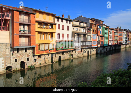 Maisons colorées le long de la rivière Agout à Castres, France Banque D'Images