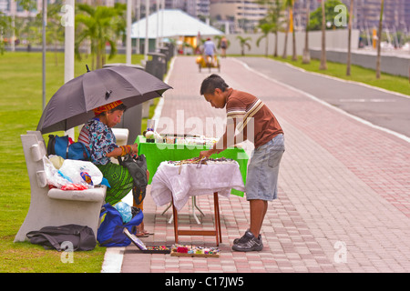 La ville de Panama, Panama - Personnes dans le parc Balboa Avenue. Banque D'Images