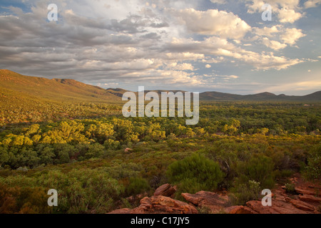 Gamme ABC au-dessus de Wilpena Pound (Ikara), Flinders Ranges National Park, Australie du Sud, Australie Banque D'Images