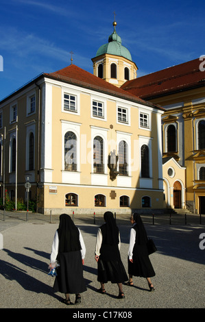 Des religieuses sur la Kapellplatz, chapelle square, Altoetting, Chiemgau, Bavaria, Germany, Europe Banque D'Images