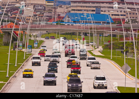 La ville de Panama, Panama - la circulation automobile sur l'Avenue Balboa. Banque D'Images