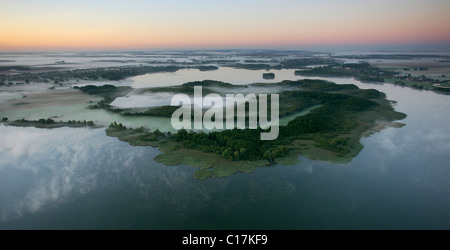 Photographie aérienne, Mueritz, rivière Elde, bras, lac Mueritz Kleine Mueritz, Parc National de la Müritz, brouillard tôt le matin Banque D'Images