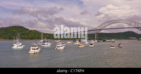 PANAMA - Pont des Amériques à l'entrée du Pacifique pour le canal de Panama. Banque D'Images