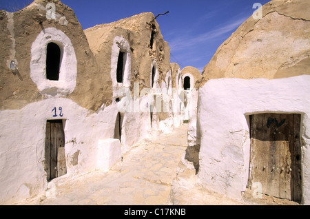 La Tunisie, le sud de la Tunisie, région de Tataouine, ksour Ksar Haddada, route du village, l'hôtel construit dans un Ghorfaî fromer Banque D'Images