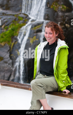 De l'Alaska. Femme sur le bateau dans la région de Walker Cove de Misty Fjords National Monument Wilderness Area, sud-est de l'Alaska. (MR) Banque D'Images