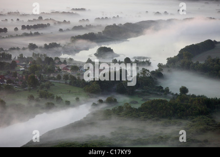 Photographie aérienne, rivière Elde, lac Kleine Mueritz, bras de la Müritz, tôt le matin, le brouillard, le Mecklembourg Lake District, Rechlin Banque D'Images