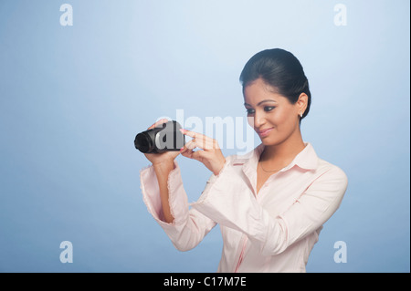 Businesswoman filmer avec une caméra vidéo numérique Banque D'Images