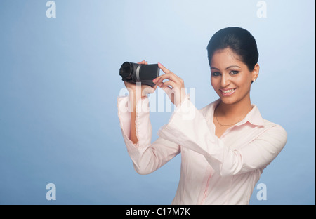 Businesswoman filmer avec une caméra vidéo numérique Banque D'Images