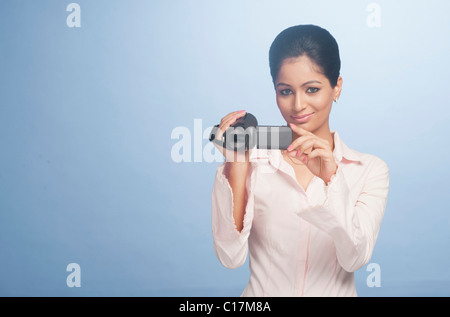 Businesswoman filmer avec une caméra vidéo numérique Banque D'Images