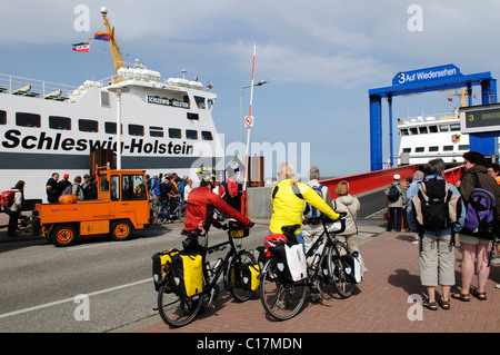 Les cyclistes d'embarquer dans un ferry de Foehr à Amrum, Foehr, l'île de Frise du Nord, Schleswig Holstein, Allemagne, Europe Banque D'Images