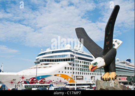 Ketchikan, Alaska. Bateau de croisière et le Pygargue à tête blanche près de totem cruise terminal Ketchikan, Alaska du Sud-Est. Banque D'Images