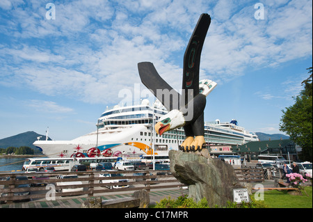 Ketchikan, Alaska. Bateau de croisière et le Pygargue à tête blanche près de totem cruise terminal Ketchikan, Alaska du Sud-Est. Banque D'Images