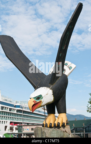 Ketchikan, Alaska. Bateau de croisière et le Pygargue à tête blanche près de totem cruise terminal Ketchikan, Alaska du Sud-Est. Banque D'Images