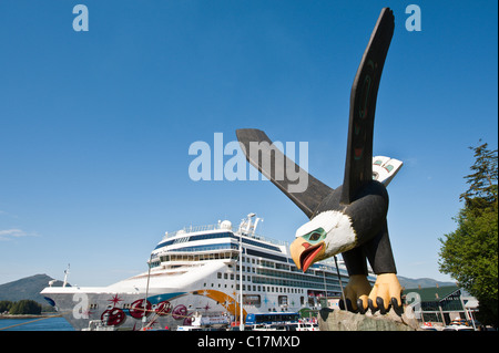 Ketchikan, Alaska. Bateau de croisière et le Pygargue à tête blanche près de totem cruise terminal Ketchikan, Alaska du Sud-Est. Banque D'Images