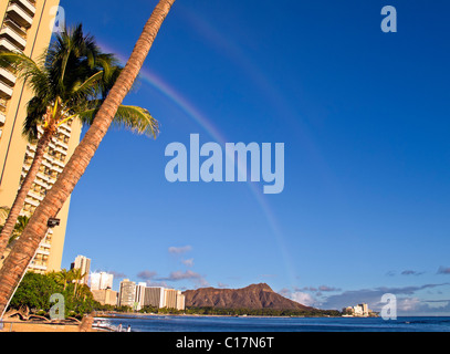 Rainbow au Waikiki sur Diamond Head crater. Banque D'Images