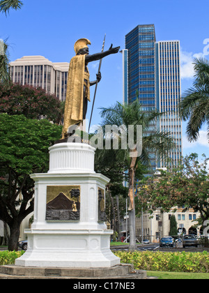 Statue du Roi Kamehameha en face d'immeubles de bureaux, à Honolulu. Banque D'Images