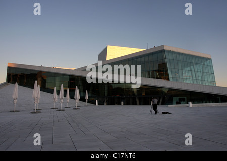 Le Nouvel Opéra d'Oslo en Norvège dans la soirée Banque D'Images