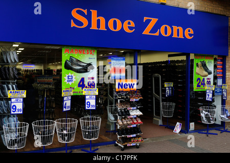 Zone de chaussures Magasin de chaussures d'escompte, Fitzroy Street, Cambridge, England, UK Banque D'Images