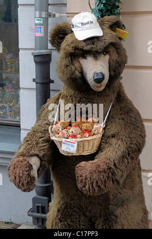 Ours brun en peluche petit ours Berlin offre aux touristes Banque D'Images