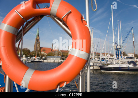 Anneau de vie, voilier de plaisance avec Saint Petri Dom, la Cathédrale Saint-Pierre en arrière-plan, Schleswig an der Schlei, Ostsee Banque D'Images