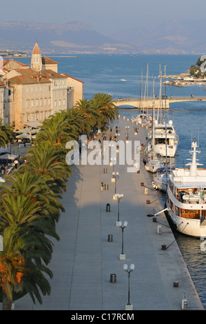 Promenade au bord de l'eau, Trogir, en Dalmatie, Croatie, Europe Banque D'Images