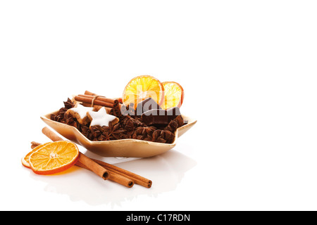 Assiette en forme d'étoiles à la badiane, cinnammon bâtons, des tranches d'orange séchée, cinnammon biscuits en forme d'étoiles et de dominos Banque D'Images