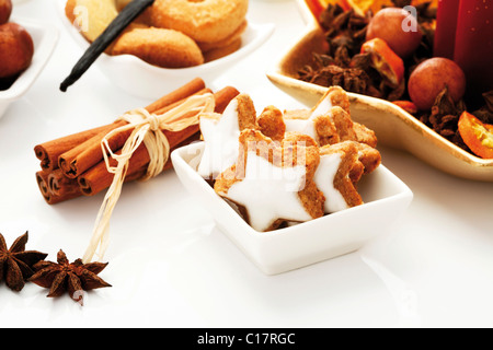 Des biscuits en forme d'étoile, cinnammon cinnammon bâtons et de friandises de Noël Banque D'Images